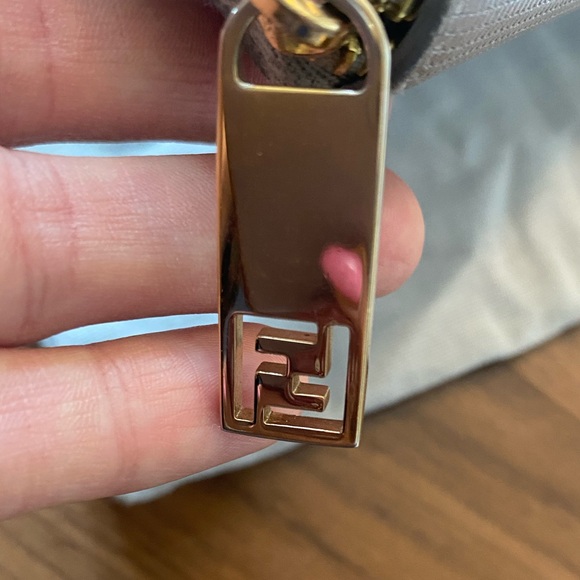 Fendi wallet, silver metallic leather with gold hardware - Picture 11 of 11